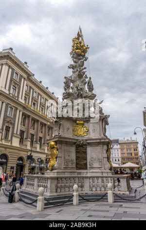 Scena di strada e la Pestsaule in Graben, strada dello shopping nel centro di Vienna, Austria, Europa Foto Stock