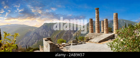 Colonne doriche di Delfi Tempio di Apollo e rovine di Delphi sito archeologico, Delphi, Grecia Foto Stock