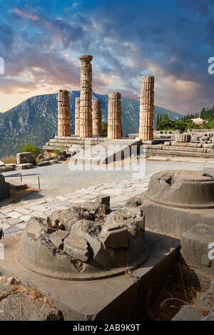 Colonne doriche di Delfi Tempio di Apollo e rovine di Delphi sito archeologico, Delphi, Grecia Foto Stock