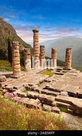 Colonne doriche di Delfi Tempio di Apollo e rovine di Delphi sito archeologico, Delphi, Grecia Foto Stock