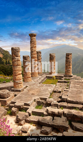 Colonne doriche di Delfi Tempio di Apollo e rovine di Delphi sito archeologico, Delphi, Grecia Foto Stock