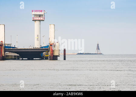 Cuxhaven, Germania - 10 novembre 2019. Porta con torre e Kugelbake landmark in background Foto Stock