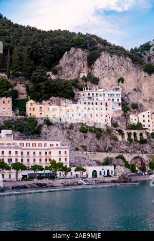 AMALFI, ITALIA 7 Novembre 2019: città di Amalfi vista da vicino sulla colorata case costruite nella roccia. Sfondo naturale vista. Selective soft focus. Shallo Foto Stock