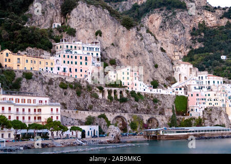 AMALFI, ITALIA 7 Novembre 2019: città di Amalfi vista da vicino sulla colorata case costruite nella roccia. Sfondo naturale vista. Selective soft focus. Shallo Foto Stock