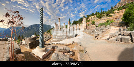 Il treppiede di Plataeans colonna e l'altare dell'Chiots con le colonne del tempio di Apollo dietro, Delphi sito archeologico, Delphi, Grecia Foto Stock