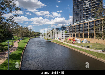 Parramatta River e nuovi sviluppi di alloggiamento lungo di essa nel sobborgo occidentale di Parramatta, Sydney, Australia Foto Stock
