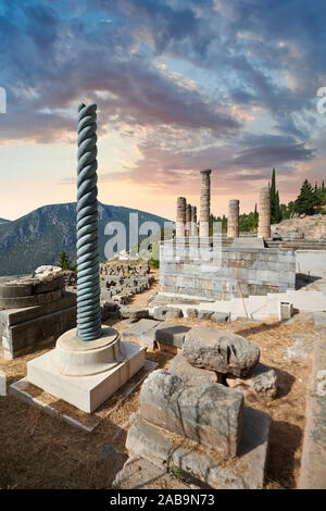 Il treppiede di Plataeans colonna e l'altare dell'Chiots con le colonne del tempio di Apollo dietro, Delphi sito archeologico, Delphi, Grecia Foto Stock