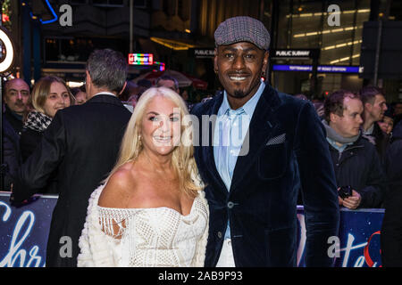 Londra, Regno Unito, novembre 25, 2019:Vanessa Feltz e Ben Ofoedu frequentare il Bianco Natale Musical premere notte al Dominion Theatre. Foto Stock