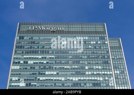 JP Morgan Bank, edificio, Canary Wharf, il quartiere finanziario di Londra, Regno Unito Canary Wharf business district è costruito su una parte del vecchio dock Londra Foto Stock