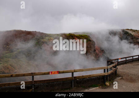 Pulire l'energia geotermica fuggiti dai geyser dalle viscere della terra Foto Stock