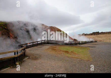 Pulire l'energia geotermica fuggiti dai geyser dalle viscere della terra Foto Stock