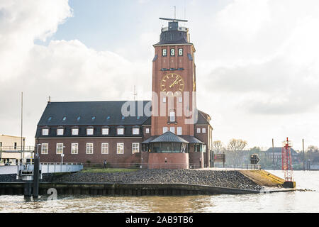 Amburgo, Germania - 09 novembre 2019. Segnale e torre di osservazione su i marinai lodge all'ingresso 'Lotsenahaus Seemannshoeft' Foto Stock