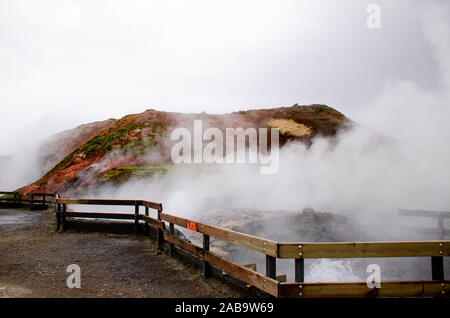 Pulire l'energia geotermica fuggiti dai geyser dalle viscere della terra Foto Stock