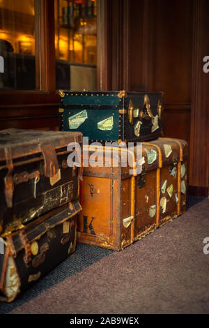 Romantico viaggio Vintage sullo sfondo di antichi bauli e valigie nella lobby di un hotel europeo Foto Stock