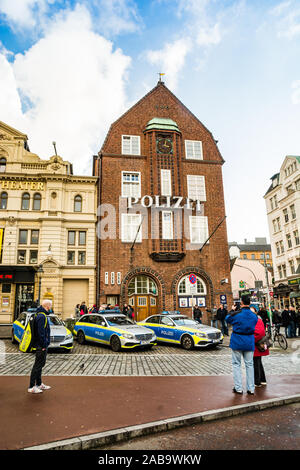 Amburgo, Germania - 09 novembre 2019. Stazione di polizia in Sankt Pauli trimestre con auto della polizia di fronte al palazzo Foto Stock