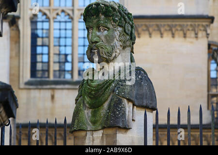 Uno dei scolpiti imperatore filosofo o capi intorno al perimetro del Sheldonian Theatre in Oxford Inghilterra ognuno ha una barba diversa Foto Stock