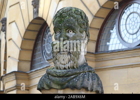 Uno dei scolpiti imperatore filosofo o capi intorno al perimetro del Sheldonian Theatre in Oxford Inghilterra ognuno ha una barba diversa Foto Stock