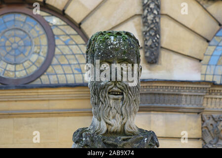 Uno dei scolpiti imperatore filosofo o capi intorno al perimetro del Sheldonian Theatre in Oxford Inghilterra ognuno ha una barba diversa Foto Stock