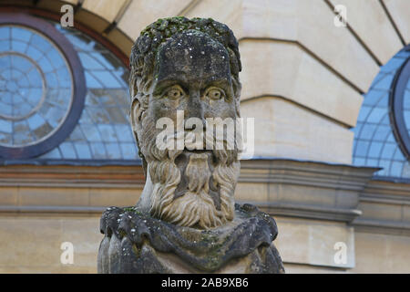 Uno dei scolpiti imperatore filosofo o capi intorno al perimetro del Sheldonian Theatre in Oxford Inghilterra ognuno ha una barba diversa Foto Stock