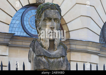 Uno dei scolpiti imperatore filosofo o capi intorno al perimetro del Sheldonian Theatre in Oxford Inghilterra ognuno ha una barba diversa Foto Stock