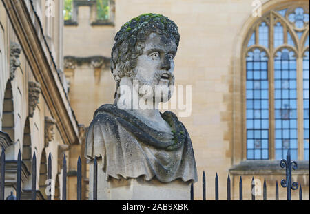 Uno dei scolpiti imperatore filosofo o capi intorno al perimetro del Sheldonian Theatre in Oxford Inghilterra ognuno ha una barba diversa Foto Stock