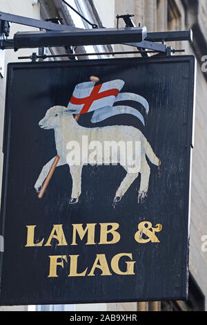 Insegna per il famoso pub Lamb and Flag a St Giles Oxford, di proprietà del St John's College e uno dei pub più vecchi di Oxford Foto Stock