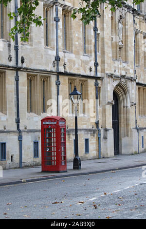 Inglese tradizionale con casella telefono su una strada di St Giles fuori Oxford St John's College Foto Stock