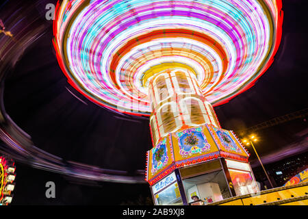 Amburgo, Germania - 09 novembre 2019. Merry-go-round di muoversi con molte luci di notte Foto Stock