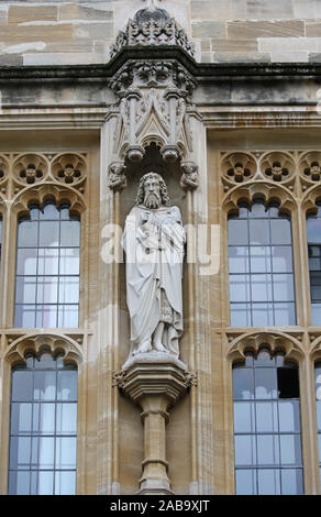 Statua di San Giovanni Battista di Eric Gill nella parte anteriore del quad nella torre porta del St John's College Oxford parte dell'Università Foto Stock