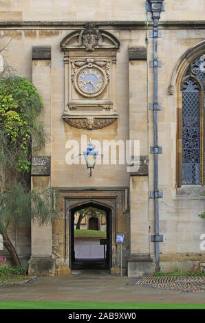 orologio commemorativo sulla parete sopra l'ingresso alla cappella e sala nel quad anteriore nel St John's College Oxford costruito nel 1919 Foto Stock