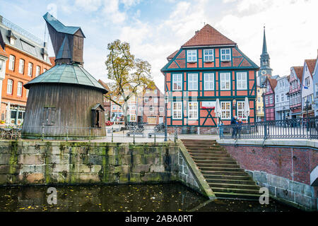 Stade, Germania - 11 novembre 2019. Edifici storici dal canale d'acqua Foto Stock