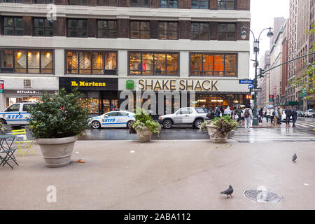 Shake Shack Herald Square nell'angolo di Broadway e W 35th St, New York City, Stati Uniti d'America. Foto Stock