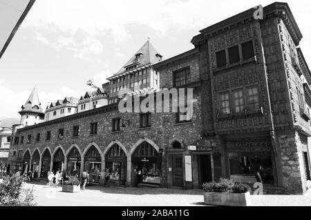 Via Serlas: San Moritz" del marchio di lusso store Shopping mile a Via Serlas in parte anteriore del leggendario Badrutt palace hotel Foto Stock