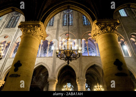 Un lampadario nella cattedrale di Parigi Foto Stock