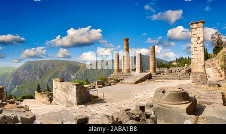 Colonne doriche di Delfi Tempio di Apollo e rovine di Delphi sito archeologico, Delphi, Grecia Foto Stock