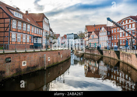 Stade, Germania - 11 novembre 2019. Edifici storici dal canale d'acqua Foto Stock