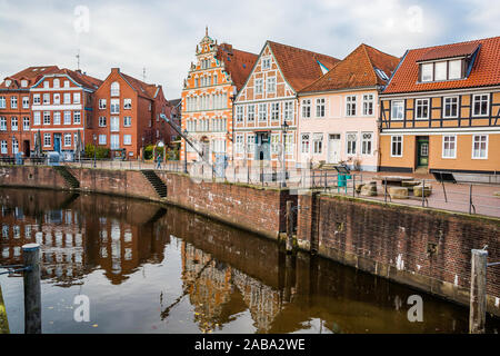 Stade, Germania - 11 novembre 2019. Edifici storici dal canale d'acqua Foto Stock