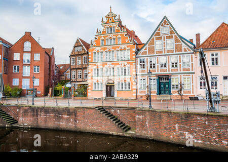 Stade, Germania - 11 novembre 2019. Edifici storici dal canale d'acqua Foto Stock