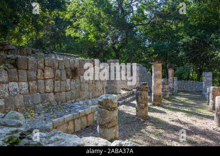 Piccolo edificio struttura nella giungla in Maya di Chichen Itza sito in Messico Foto Stock