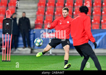 Sinobo Arena, Praga. 26 Nov, 2019. LUKAS MASOPUST di Slavia in azione durante la sessione di formazione tecnica per il calcio Champions League: Slavia Praha vs Inter Milano in Sinobo Arena, Praga, Repubblica ceca, 26 novembre 2019. Credito: Vit Simanek/CTK foto/Alamy Live News Foto Stock