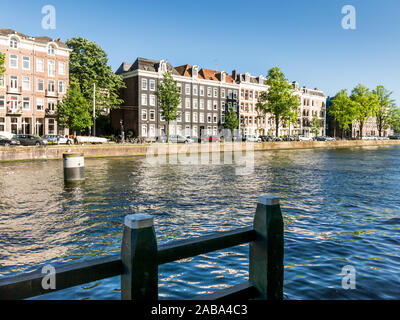 Vecchie case su Houtmankade al fianco di West Canal a Amsterdam, Paesi Bassi Foto Stock