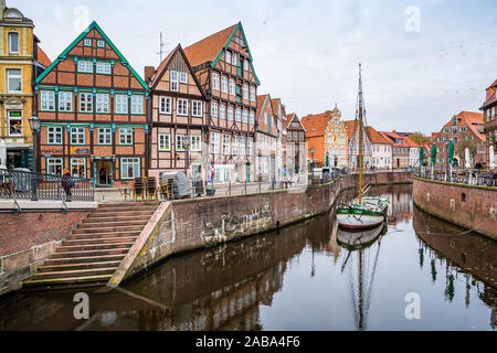 Stade, Germania - 11 novembre 2019. Edifici storici dal canale d'acqua Foto Stock