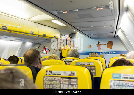 Dimostrazione di sicurezza da equipaggio di cabina stewerd sul bordo di una Ryanair Boeing 737 volo dall'Aeroporto di Cork, Irlanda Foto Stock