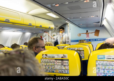 Dimostrazione di sicurezza da equipaggio di cabina stewerd sul bordo di una Ryanair Boeing 737 volo dall'Aeroporto di Cork, Irlanda Foto Stock