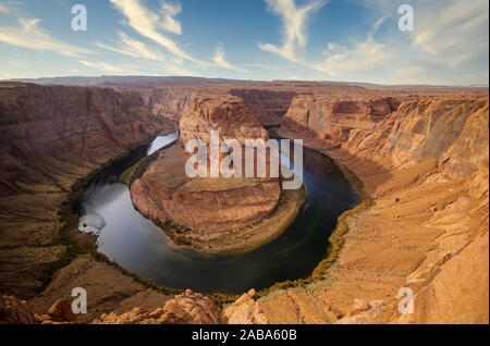 Riprese aeree della famosa curva a ferro di cavallo e il fiume Colorado, AZ Foto Stock