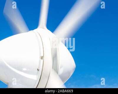 Close-up di ruota le pale di marine generatore a vento - eco-friendly energia per la barca Foto Stock