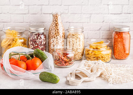 Prodotti in sacchi di materia tessile, vetreria. Eco Friendly shopping e la conservazione degli alimenti, rifiuti zero concetto. Foto Stock