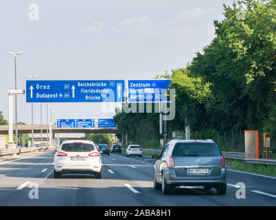 Il traffico su autostrada A22 e indicazioni della strada vicino a Vienna Austria Inferiore Foto Stock