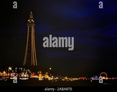 La Blackpool Tower e il Golden Mile di notte. Lancashire. In Inghilterra. Regno Unito Foto Stock
