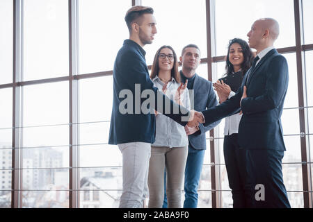 Due fiducioso uomo d affari si stringono la mano durante una riunione in ufficio, il saluto e il concetto di partner Foto Stock